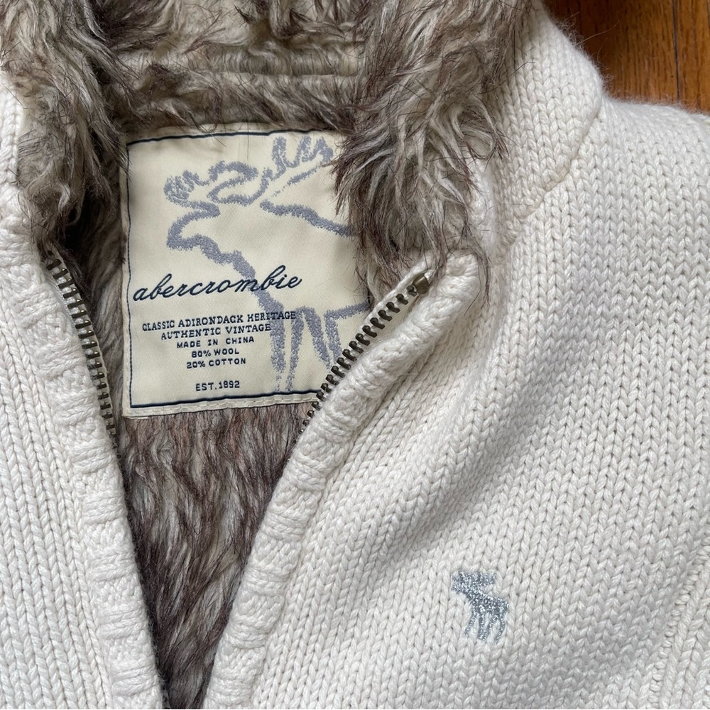 Vintage Abercrombie & Fitch Off-White Knit Vest with Faux Fur - Picture 3 of 8
